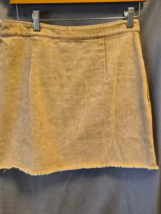 Sadie & Sage Casual Frayed Hem Mini Skirt - Tan Medium - Picture 7 of 8